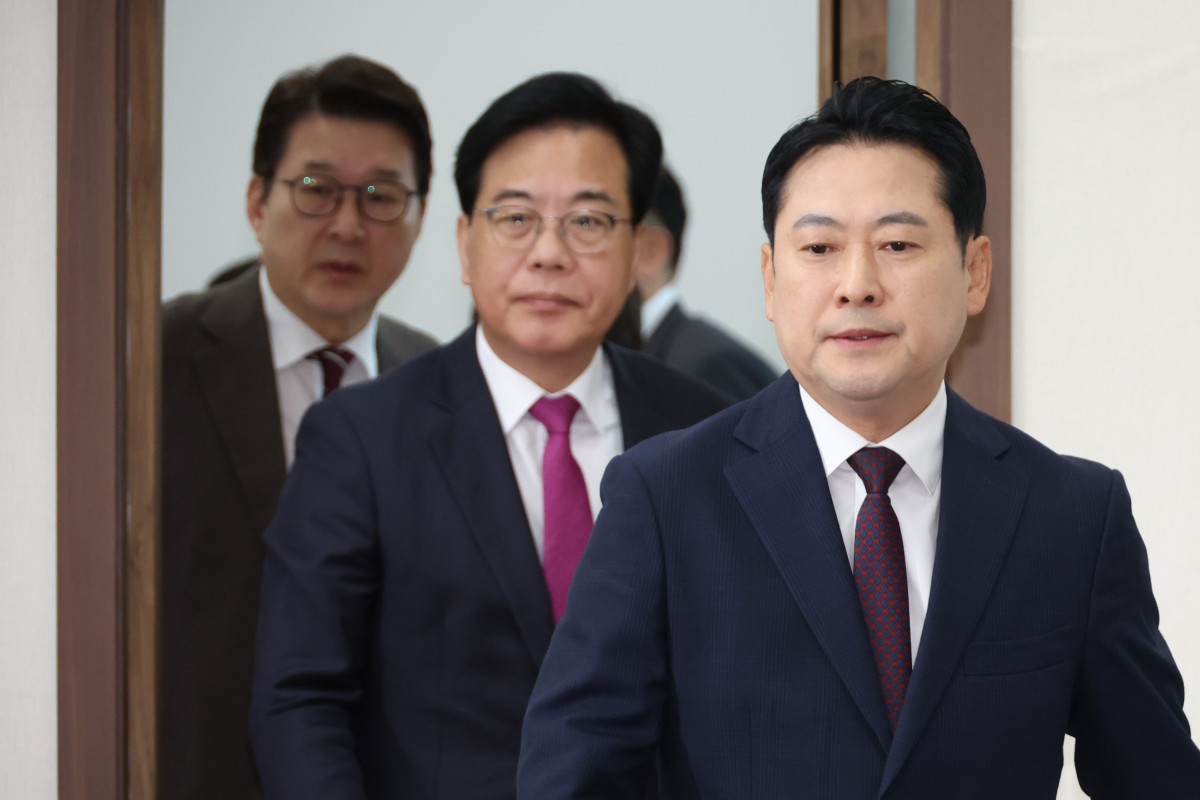 ▲장동혁 국민의힘 대표와 송언석 원내대표가 11일 서울 여의도 국회에서 열린 최고위원회의에 참석하고 있다. (연합뉴스)