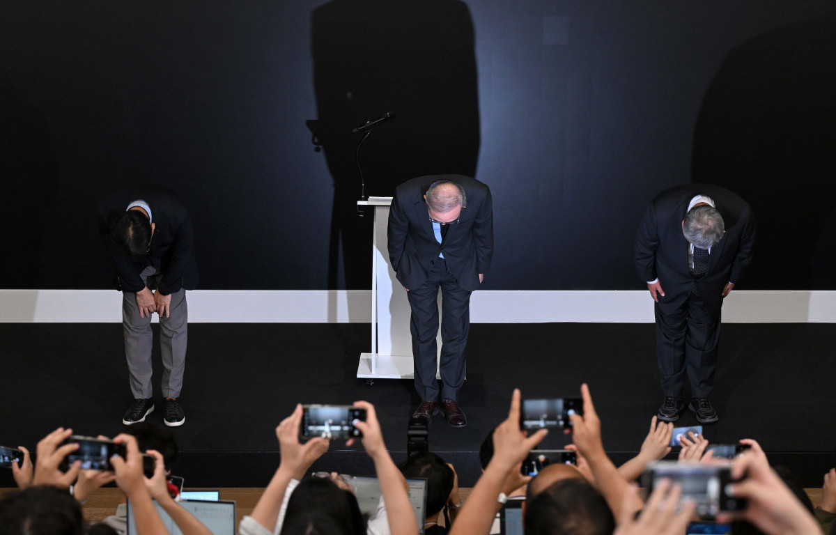 ▲김영섭 KT 대표이사가 11일 서울 종로구 KT 광화문빌딩 웨스트 사옥에서 열린 소액결제 피해 관련 기자 브리핑에서 고개 숙여 사과하고 있다. 왼쪽부터 서창석 KT 네트워크부문장, 김 대표이사, 이현석 KT 고객(Customer)부문장. 신태현 기자 holjjak@