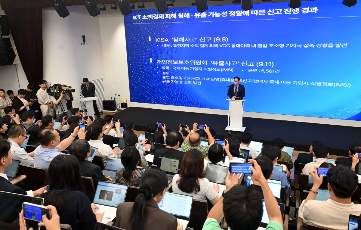 ▲황태선 KT 정보보안실장이 11일 서울 종로구 KT 광화문빌딩 웨스트 사옥에서 열린 소액결제 피해 관련 기자 브리핑에서 신고 사항 경과에 대한 발표를 하고 있다. 신태현 기자 holjjak@