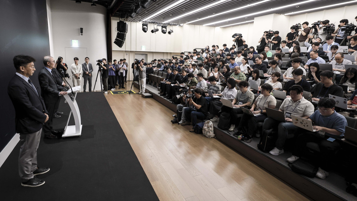 ▲김영섭 KT 사장이 11일 서울 종로구 KT 광화문빌딩 웨스트 사옥에서 최근 발생한 소액결제 피해와 관련해 대응 현황과 향후 계획을 설명하고 있다. 신태현 기자 holjjak@