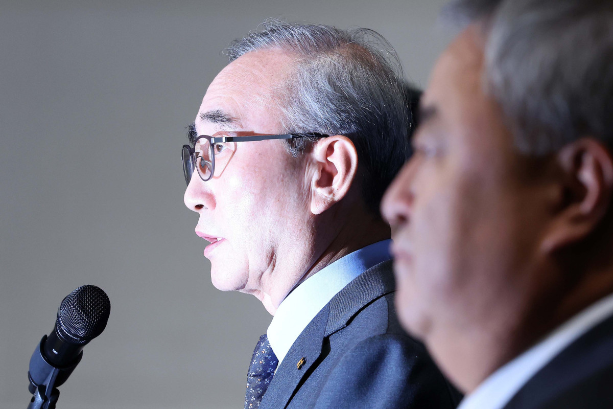 ▲김영섭 KT 사장이 11일 서울 종로구 KT 광화문빌딩 웨스트 사옥에서 최근 발생한 소액결제 피해와 관련해 대응 현황과 향후 계획을 설명하고 있다. 신태현 기자 holjjak@