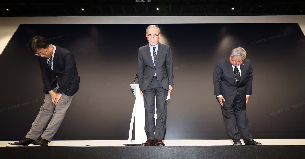 ▲김영섭 KT 대표이사가 11일 서울 종로구 KT 광화문빌딩 웨스트 사옥에서 열린 소액결제 피해 관련 기자 브리핑에서 고개 숙여 사과하고 있다. 왼쪽부터 서창석 KT 네트워크부문장, 김 대표이사, 이현석 KT 고객(Customer)부문장. 신태현 기자 holjjak@