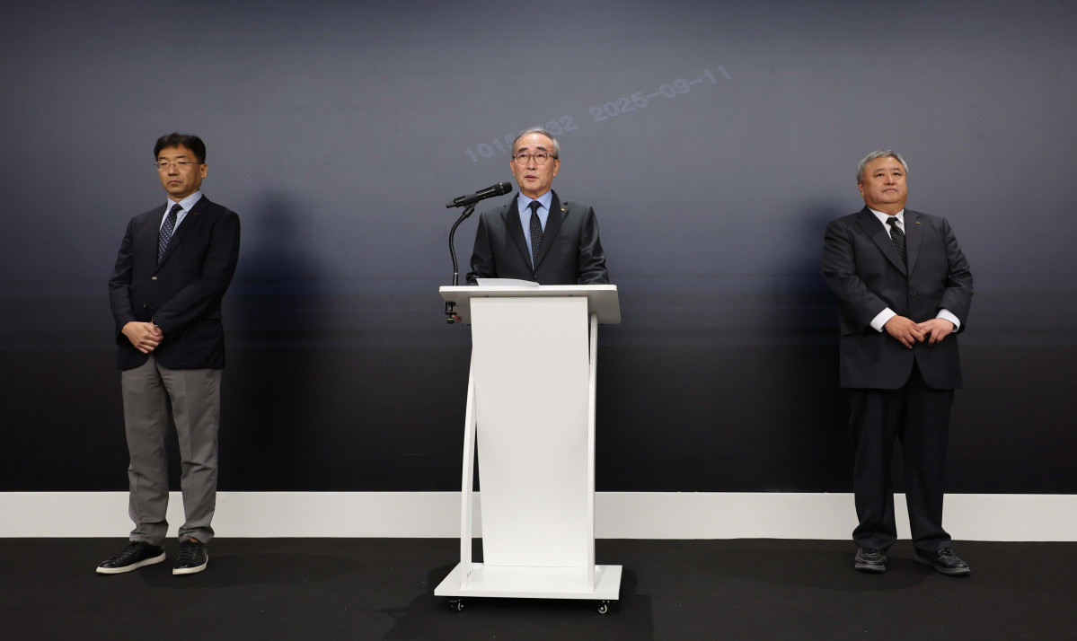 ▲김영섭 KT 사장이 11일 서울 종로구 KT 광화문빌딩 웨스트 사옥에서 최근 발생한 소액결제 피해와 관련해 대응 현황과 향후 계획을 설명하고 있다. 신태현 기자 holjjak@