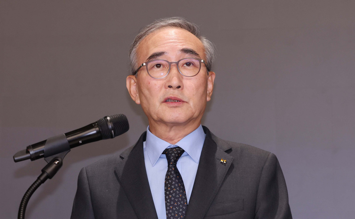 ▲김영섭 KT 사장이 11일 서울 종로구 KT 광화문빌딩 웨스트 사옥에서 최근 발생한 소액결제 피해와 관련해 대응 현황과 향후 계획을 설명하고 있다. 신태현 기자 holjjak@