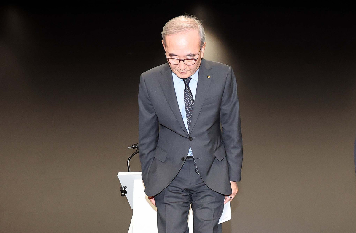 ▲김영섭 KT 대표이사가 11일 서울 종로구 KT 광화문빌딩 웨스트 사옥에서 열린 소액결제 피해 관련 기자 브리핑에서 고개 숙여 사과하고 있다. 신태현 기자 holjjak@