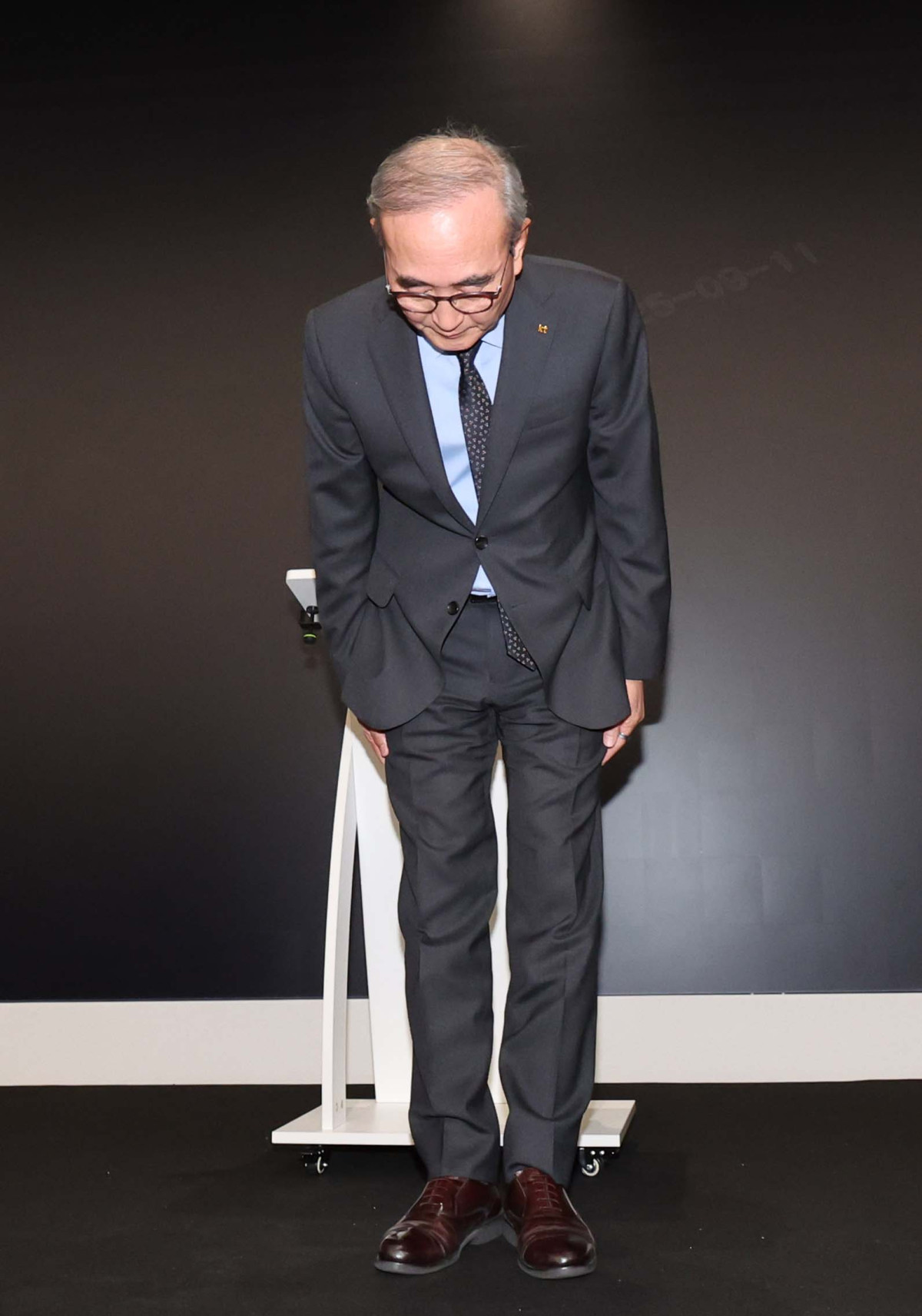 ▲김영섭 KT 대표이사가 11일 서울 종로구 KT 광화문빌딩 웨스트 사옥에서 열린 소액결제 피해 관련 기자 브리핑에서 고개 숙여 사과하고 있다. 신태현 기자 holjjak@