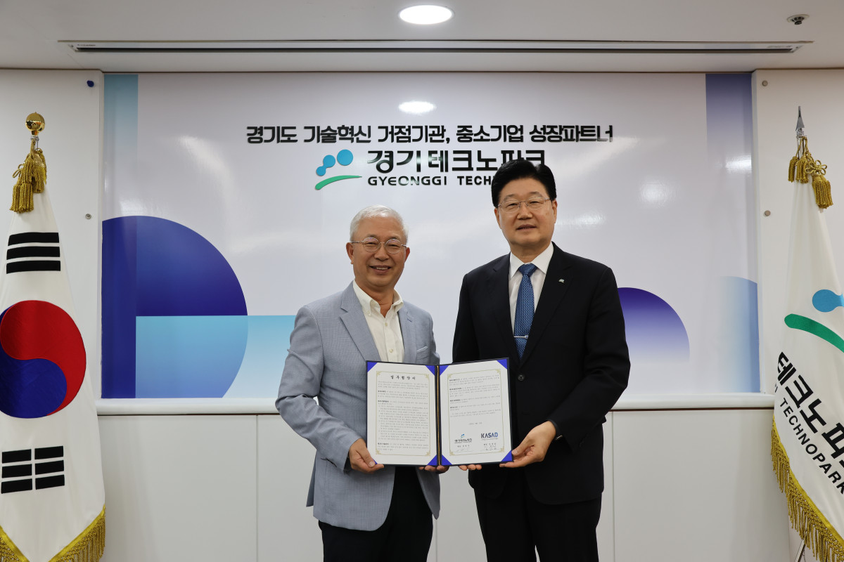 ▲정진수 경기테크노파크 원장(오른쪽)이 11일 업무협약서에 서명한 후 포즈를 취하고 있다. (경기테크노파크)