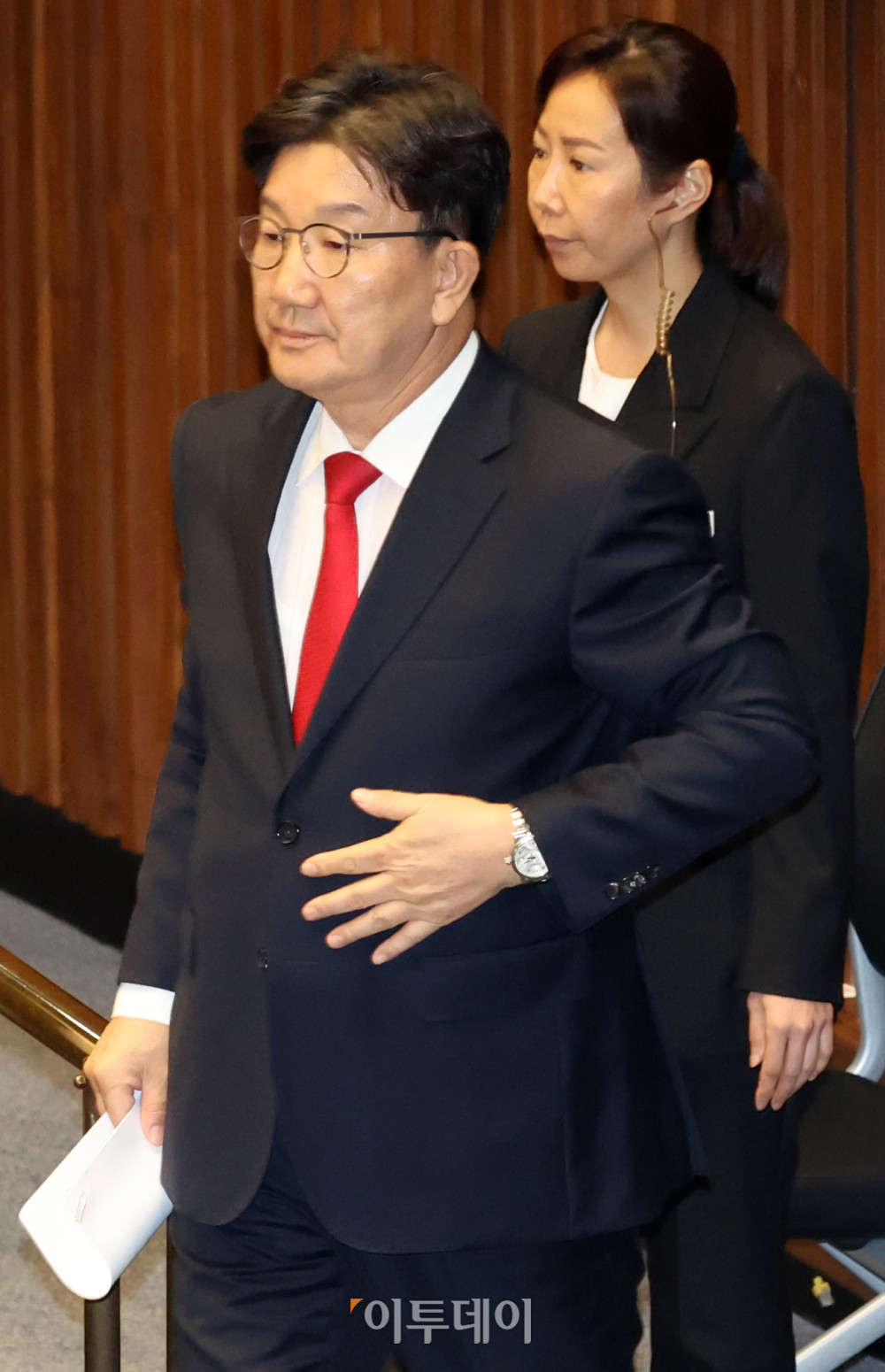 ▲불법 정치자금 수수 혐의로 구속영장이 청구된 권성동 국민의힘 의원이 11일 서울 여의도 국회 본회의에서 자신의 체포동의안 표결을 앞두고 신상발언을 위해 단상으로 향하고 있다. 고이란 기자 photoeran@