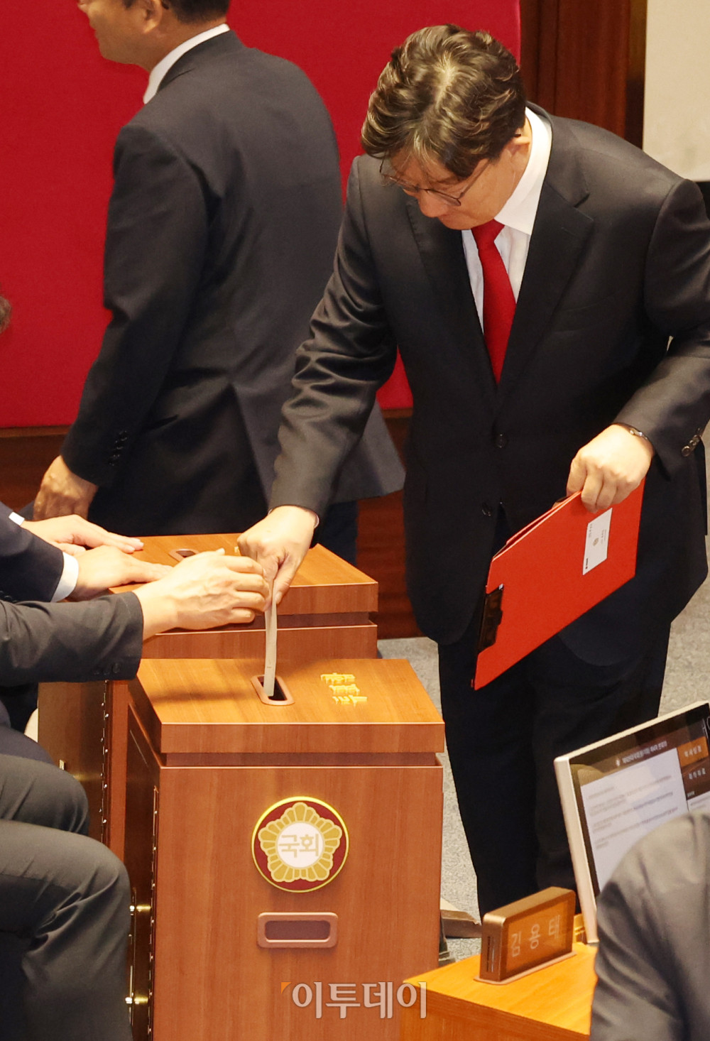 ▲불법 정치자금 수수 혐의로 구속영장이 청구된 권성동 국민의힘 의원이 11일 서울 여의도 국회 본회의에서 자신의 체포동의안에 대해 투표하고 있다. 고이란 기자 photoeran@