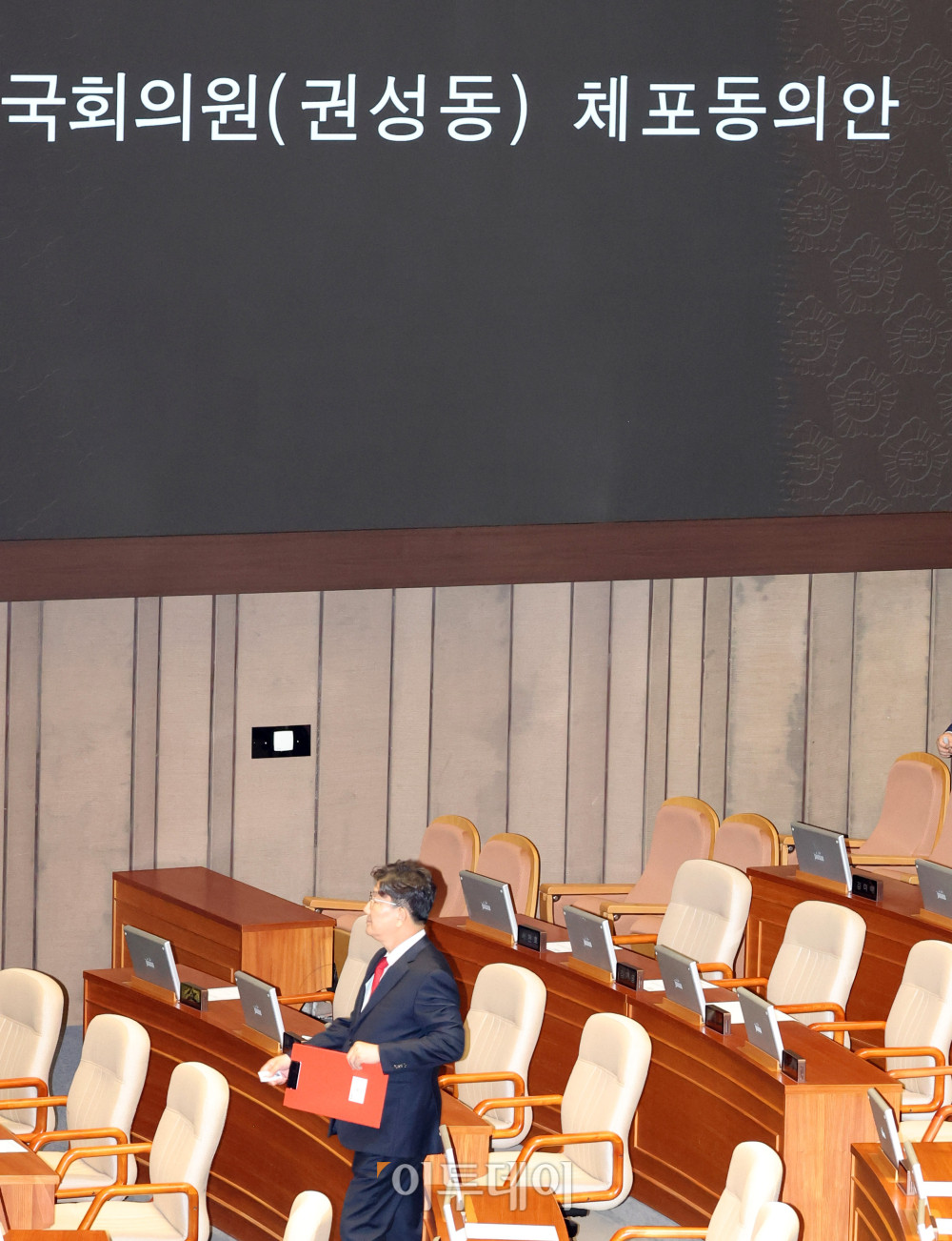 ▲불법 정치자금 수수 혐의로 구속영장이 청구된 권성동 국민의힘 의원이 11일 서울 여의도 국회 본회의에서 자신의 체포동의안에 대해 투표하고 있다. 고이란 기자 photoeran@