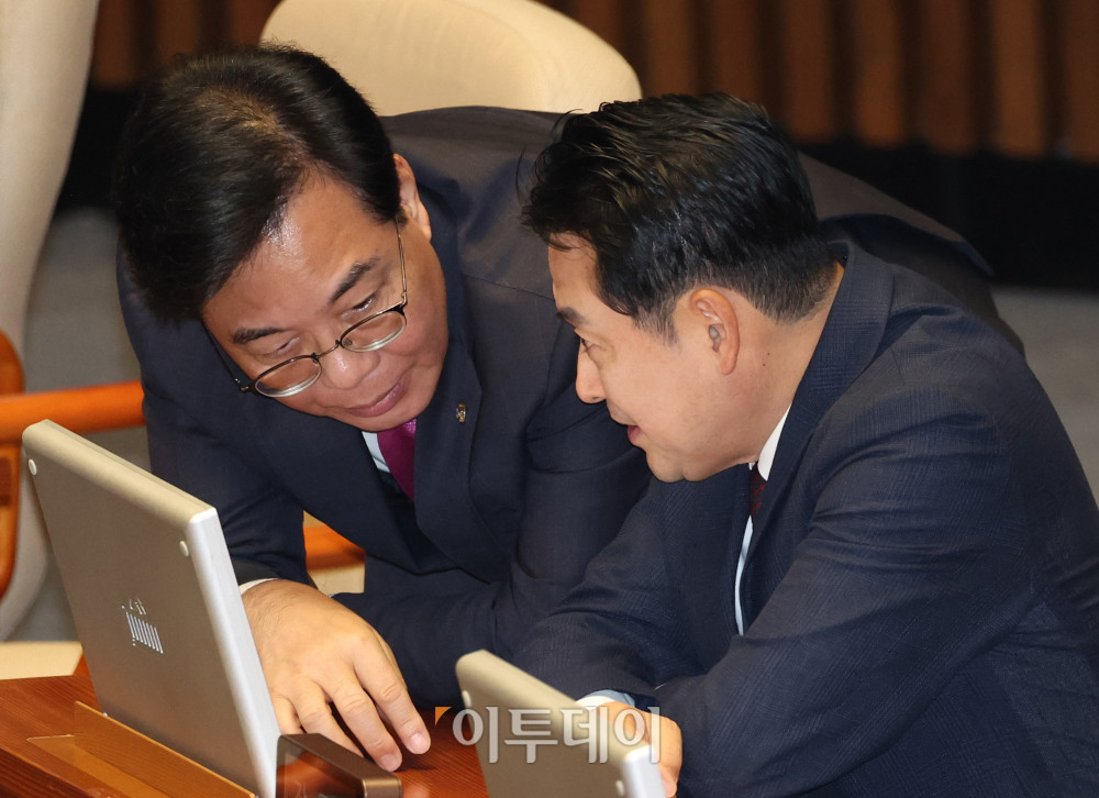 ▲장동혁(오른쪽) 국민의힘 대표와 송언석 원내대표가 11일 서울 여의도 국회 본회의에서 대화하고 있다. 고이란 기자 photoeran@