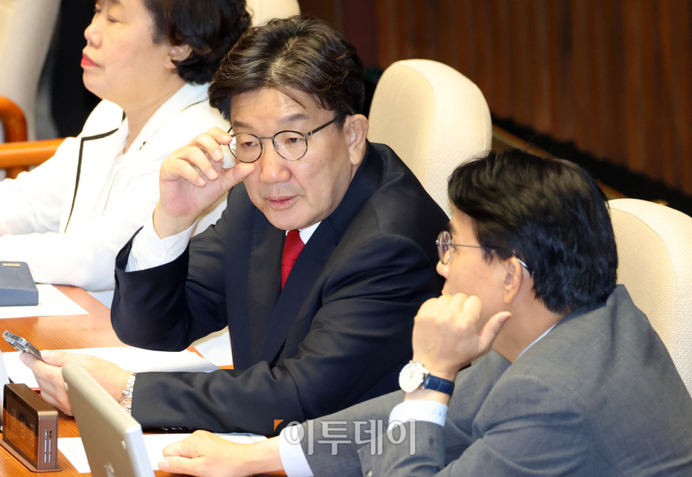 ▲불법 정치자금 수수 혐의로 구속영장이 청구된 권성동(왼쪽) 국민의힘 의원이 11일 서울 여의도 국회 본회의에서 자신의 체포동의안 표결을 앞두고 윤상현 의원과 대화하고 있다. 고이란 기자 photoeran@