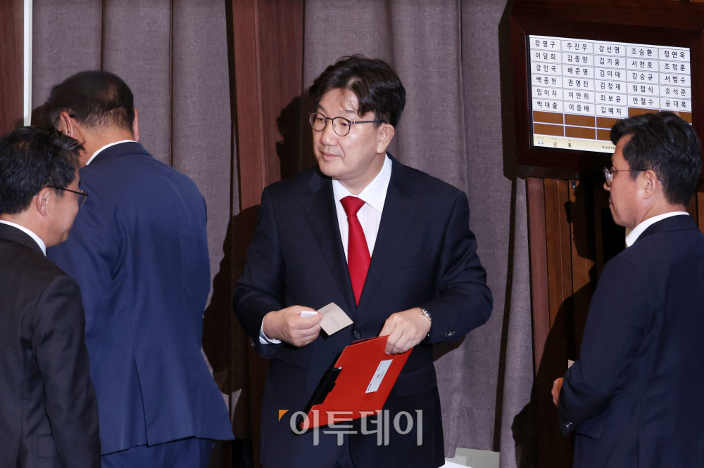 ▲불법 정치자금 수수 혐의로 구속영장이 청구된 권성동 국민의힘 의원이 11일 서울 여의도 국회 본회의에서 자신의 체포동의안에 대해 투표하고 있다. 고이란 기자 photoeran@