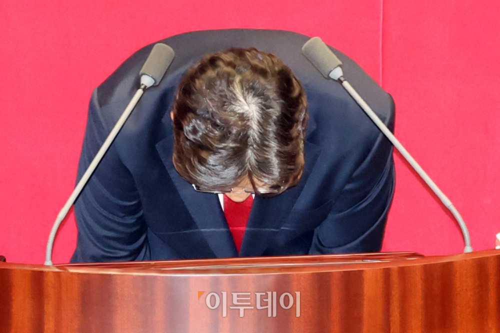 ▲불법 정치자금 수수 혐의로 구속영장이 청구된 권성동 국민의힘 의원이 11일 서울 여의도 국회 본회의에서 자신의 체포동의안 표결 관련 신상발언에 앞서 인사하고 있다. 고이란 기자 photoeran@