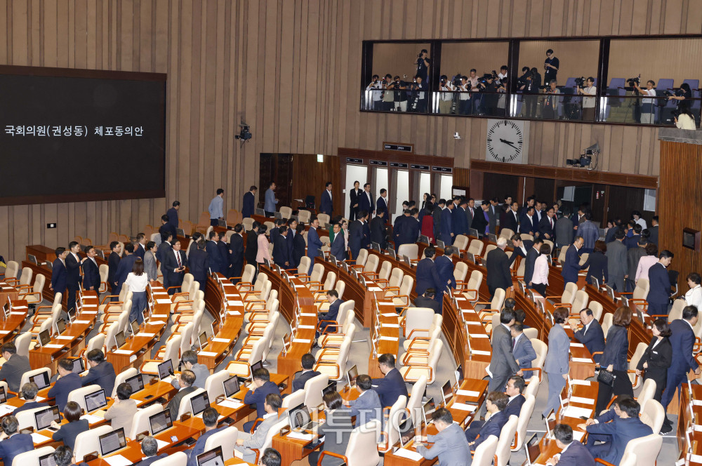 ▲11일 서울 여의도 국회 본회의에서 불법 정치자금 수수 혐의로 구속영장이 청구된 권성동 국민의힘 의원 체포동의안이 상정되자 국민의힘 의원들이 퇴장하고 있다. 고이란 기자 photoeran@