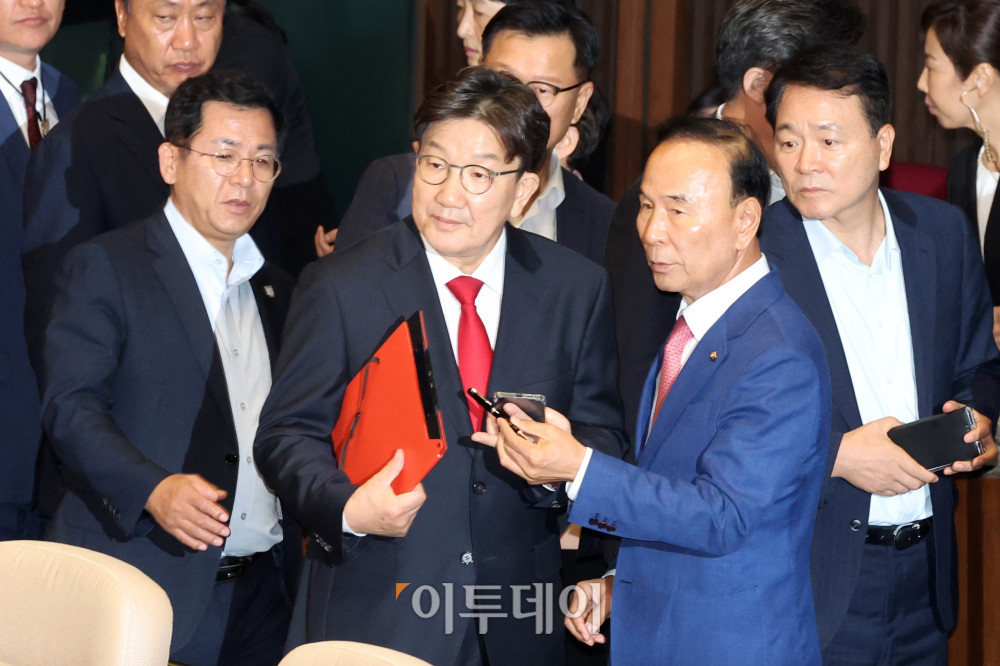 ▲불법 정치자금 수수 혐의로 구속영장이 청구된 권성동 국민의힘 의원이 11일 서울 여의도 국회 본회의에서 자신의 체포동의안 표결에 참여하고 있다. 고이란 기자 photoeran@