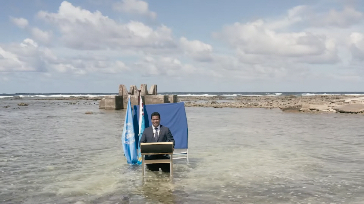 ▲2021년 유엔기후변화협약 당사국총회(COP26)에서 공개된 사이먼 코페 투발루 외무장관 연설 장면. ( 출처 코페 유튜브 캡처)