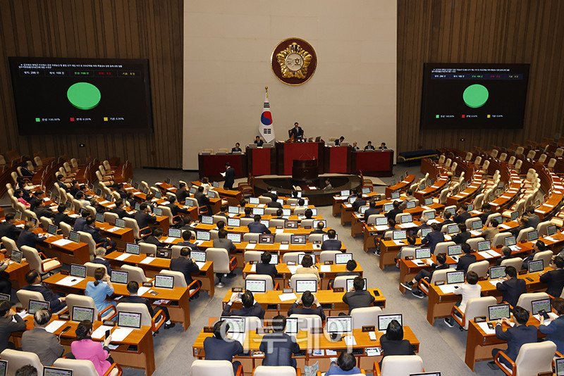 ▲11일 서울 여의도 국회 본회의에서 '김건희와 명태균·건진법사 관련 국정농단 및 불법 선거 개입 사건 등 진상규명을 위한 특별검사 임명 등에 관한 법률 일부개정법률안에 대한 수정안'이 여당 주도로 통과되고 있다. 고이란 기자 photoeran@