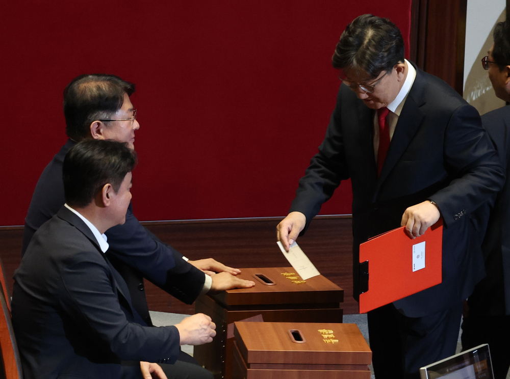 ▲불법 정치자금 수수 혐의로 구속영장이 청구된 권성동 국민의힘 의원이 11일 서울 여의도 국회 본회의에서 자신의 체포동의안에 대해 투표하고 있다. 고이란 기자 photoeran@