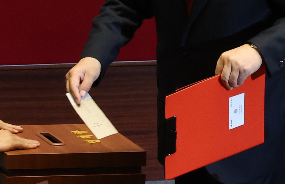 ▲불법 정치자금 수수 혐의로 구속영장이 청구된 권성동 국민의힘 의원이 11일 서울 여의도 국회 본회의에서 자신의 체포동의안에 대해 투표하고 있다. 고이란 기자 photoeran@