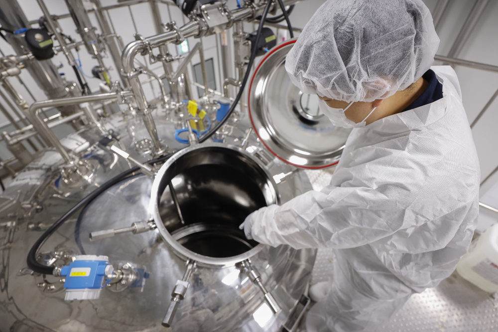 ▲최선호 아미코젠 생산본부 공장장이 액상믹싱탱크를 살펴보고 있다. (조현호 기자 hyunho@)