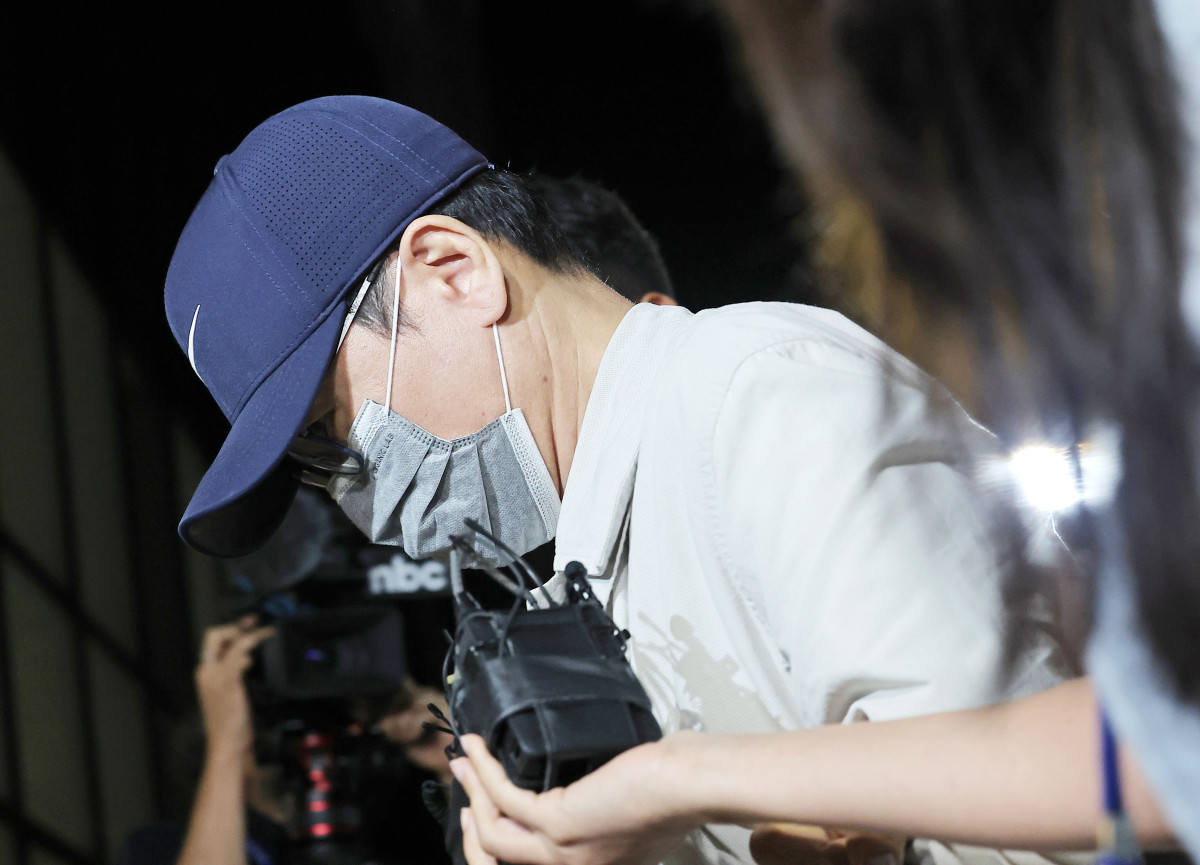 ▲'삼부토건 주가조작' 사건으로 수사받다가 도주한 이기훈 삼부토건 부회장(겸 웰바이오텍 회장)이 경찰에 체포돼 11일 서울 종로구에 마련된 김건희특검 사무실로 들어서고 있다.