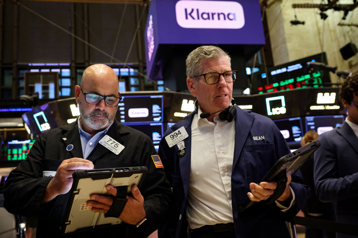 ▲뉴욕증권거래소(NYSE)에서 10일(현지시간) 트레이더들이 대화하고 있다. 뉴욕/로이터연합뉴스