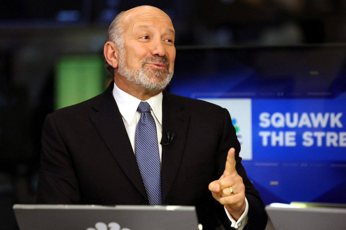 ▲하워드 루트닉 미국 상무부장관이 11일(현지시간) 미국 뉴욕증권거래소(NYSE) 현장에서 CNBC와의 인터뷰 중 발언하고 있다. 뉴욕/로이터연합뉴스