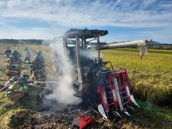 ▲전북도소방본부가 농기계 화재 진압 사진. (사진제공=전북소방본부)