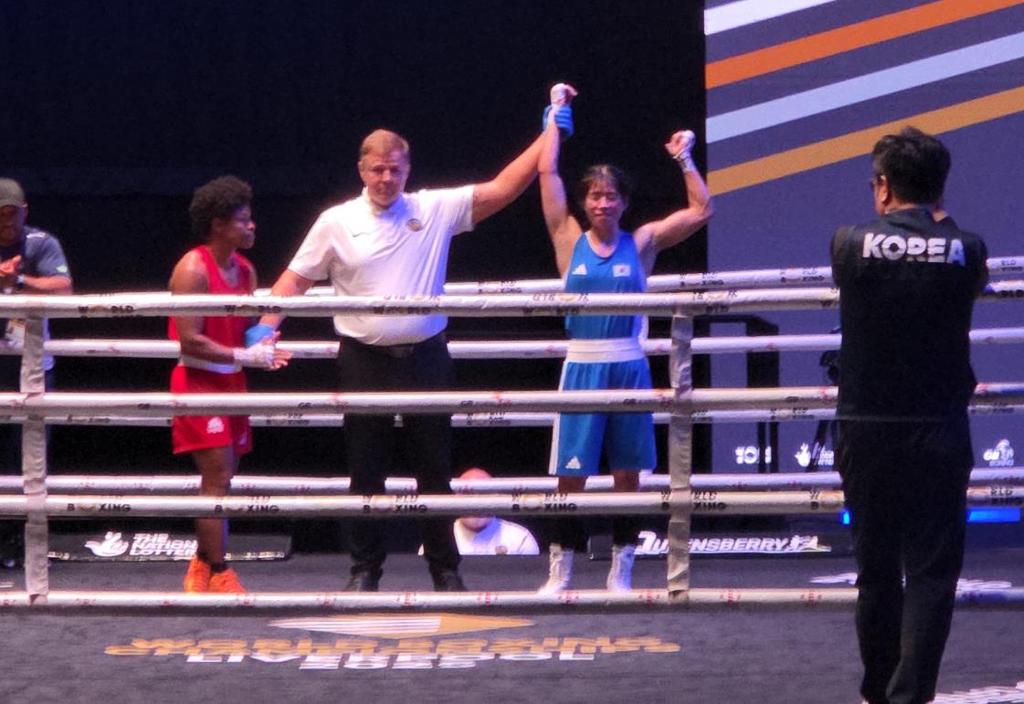 ▲임애지가 11일 영국 리버풀에서 열린 2025 월드복싱 세계선수권대회 여자 54㎏급 8강전에서 승리한 후 심판이 팔을 들어 올리고 있다. (연합뉴스)