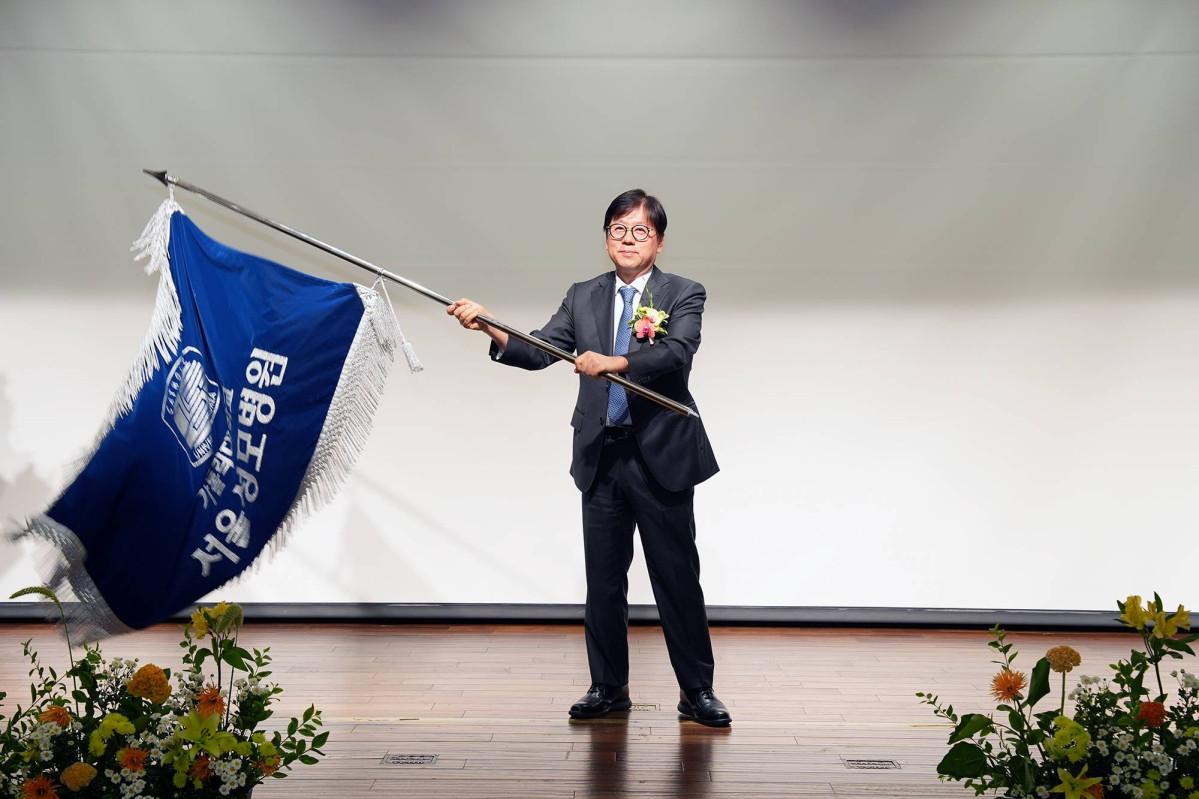 ▲이지열 가톨릭대학교 서울성모병원 신임 병원장이 11일 오후 4시 서울성모병원 본관 대강당에서 열린 취임식에서 병원기를 흔들고 있다. (가톨릭대학교 서울성모병원)