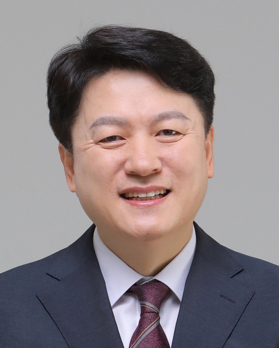 ▲이재명 대통령의 한의사 주치의로 위촉된 윤성찬 대한한의사협회장. (대통령실 제공)