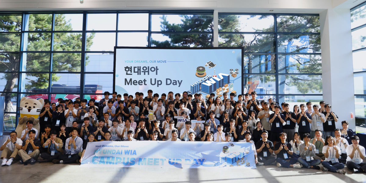 ▲현대위아가 지난 11일 경기도 의왕시 현대위아 의왕연구소에서 개최한 ‘밋 업 데이(Meet Up Day)’에서 현대위아 임직원과 참가자들이 기념사진을 찍고 있다. (사진=현대위아)