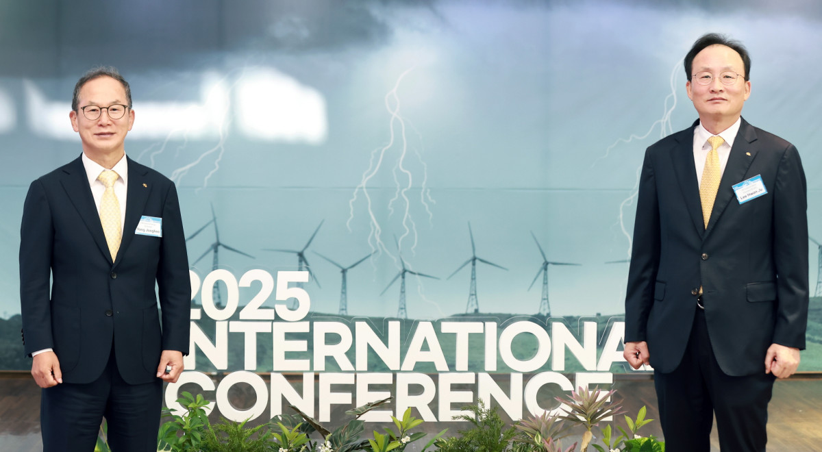 ▲지난 11일 서울 서대문구 소재 이화여자대학교 ECC 이삼봉홀에서 열린 ‘2025 국제 컨퍼런스’에서 양종희 KB금융회장(왼쪽)과 이환주 KB국민은행장(오른쪽)이 기념촬영을 하고 있다. (사진제공=KB국민은행)