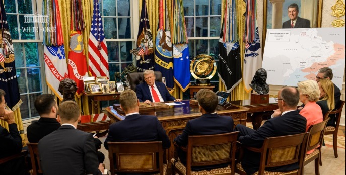 ▲트럼프 대통령이 지난달 18일 백악관에서 유럽 정상들과 다자회담 전 회동하는 모습. 트럼프 대통령 혼자 책상에 앉아 있고, 나머지 정상들은 책상 없이 의자에 부채꼴 모양으로 앉아 있다.(백악관 X계정) 
 