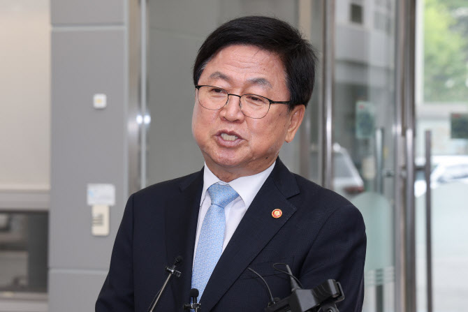 ▲최교진 사회부총리 겸 교육부 장관이 12일 정부세종청사 교육부에 처음 출근해 소감을 밝히고 있다. (연합뉴스)