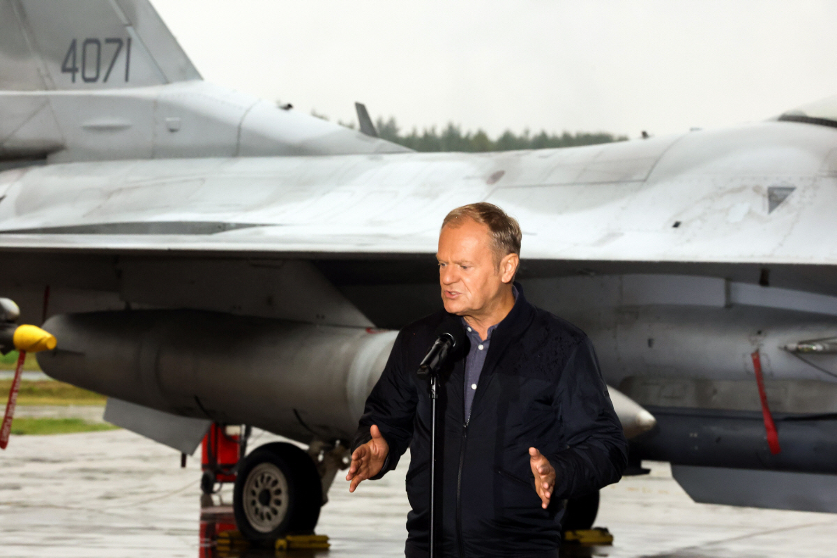 ▲11일(현지시간) 폴란드 라스크 공군 기지를 방문한 도널드 투스크 폴란드 총리가 인터뷰를 하고 있다. 라스크(폴란드)/EPA연합뉴스