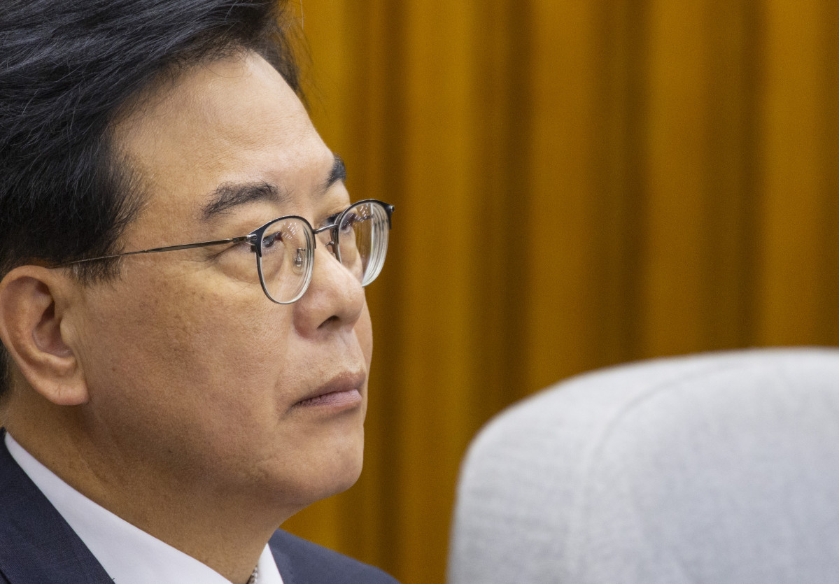 ▲송언석 국민의힘 원내대표가 12일 국회에서 열린 당 주최로 열린 '이재명 정부 100일 국정 파탄 실정 토론회'에서 참석자들의 발언을 듣다 생각에 잠겨 있다. (연합뉴스)