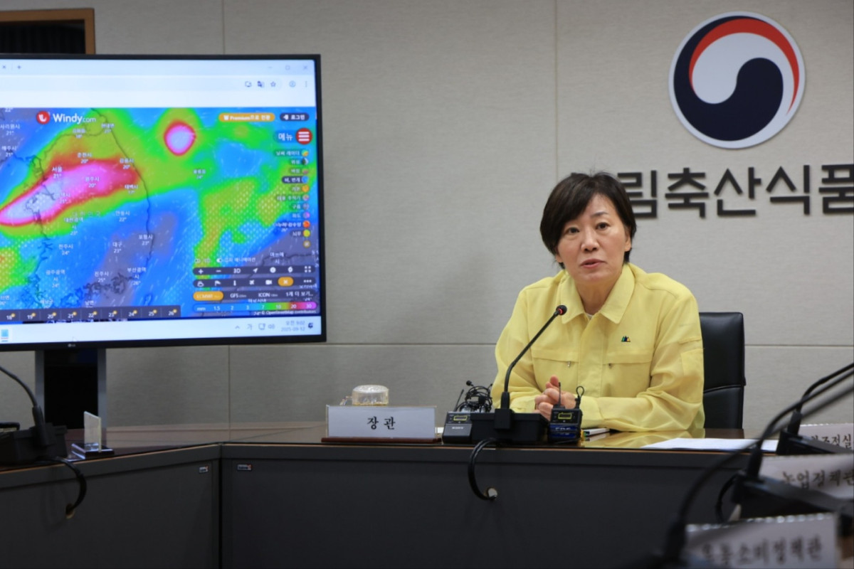 ▲송미령 농림축산식품부 장관이 12일 농촌진흥청, 산림청, 농협중앙회 등 유관기관과 집중 호우 대비 관련 긴급 점검회의를 열고, 호우특보 시 농작업을 자제하고 산사태 위험지역 주민에게는 대피요령과 대피장소를 미리 안내해 달라고 당부하고 있다. (사진제공=농림축산식품부)