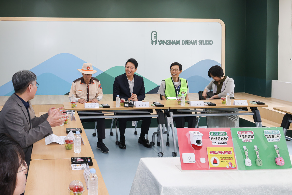 ▲오세훈 서울시장이 12일(금) 오전 광진구 양남초등학교를 방문해 학부모와 교장, 운영위원장, 경찰 등과 함께 학생 안전 대책을 논의하고 있다. (서울시)