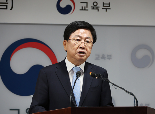 ▲신임 부총리 겸 교육부 장관으로 임명된 최교진 장관이 12일 교육부 5층 대회의실에서 열린 취임식에서 발언하고 있다.  (교육부)