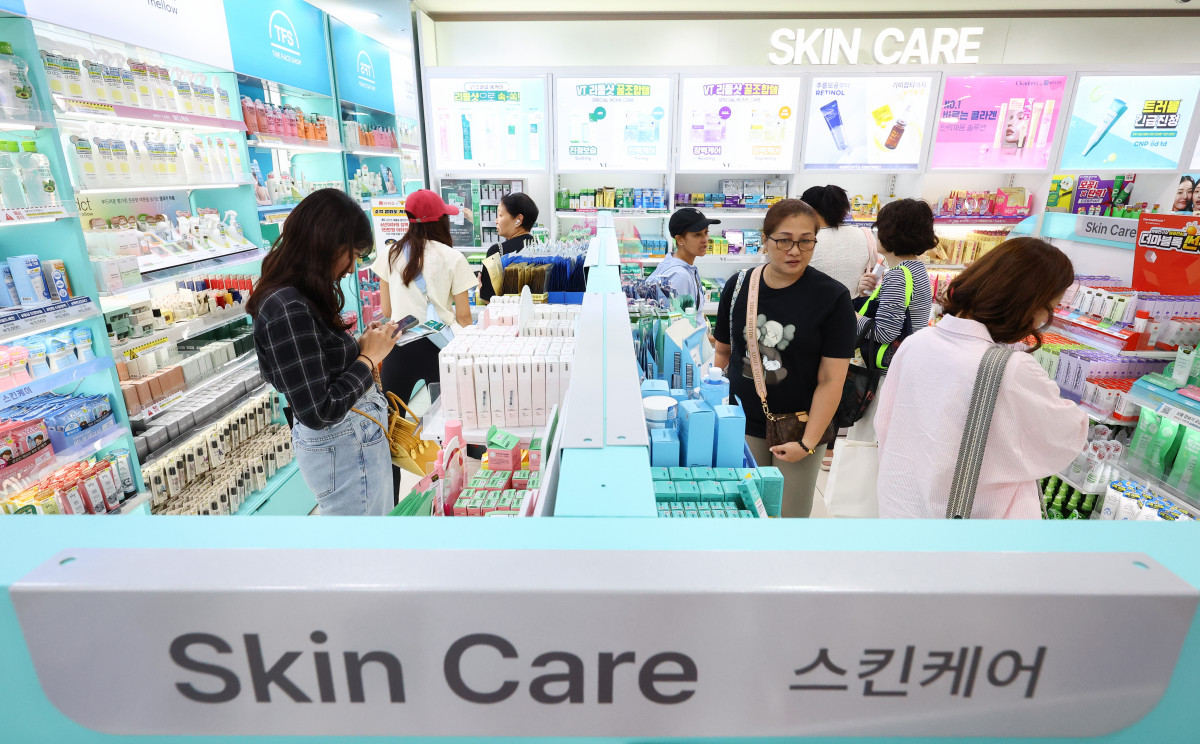 ▲6월 4일 서울 시내 한 다이소 매장을 찾은 외국인 관광객들이 화장품을 살펴보고 있다. (뉴시스)