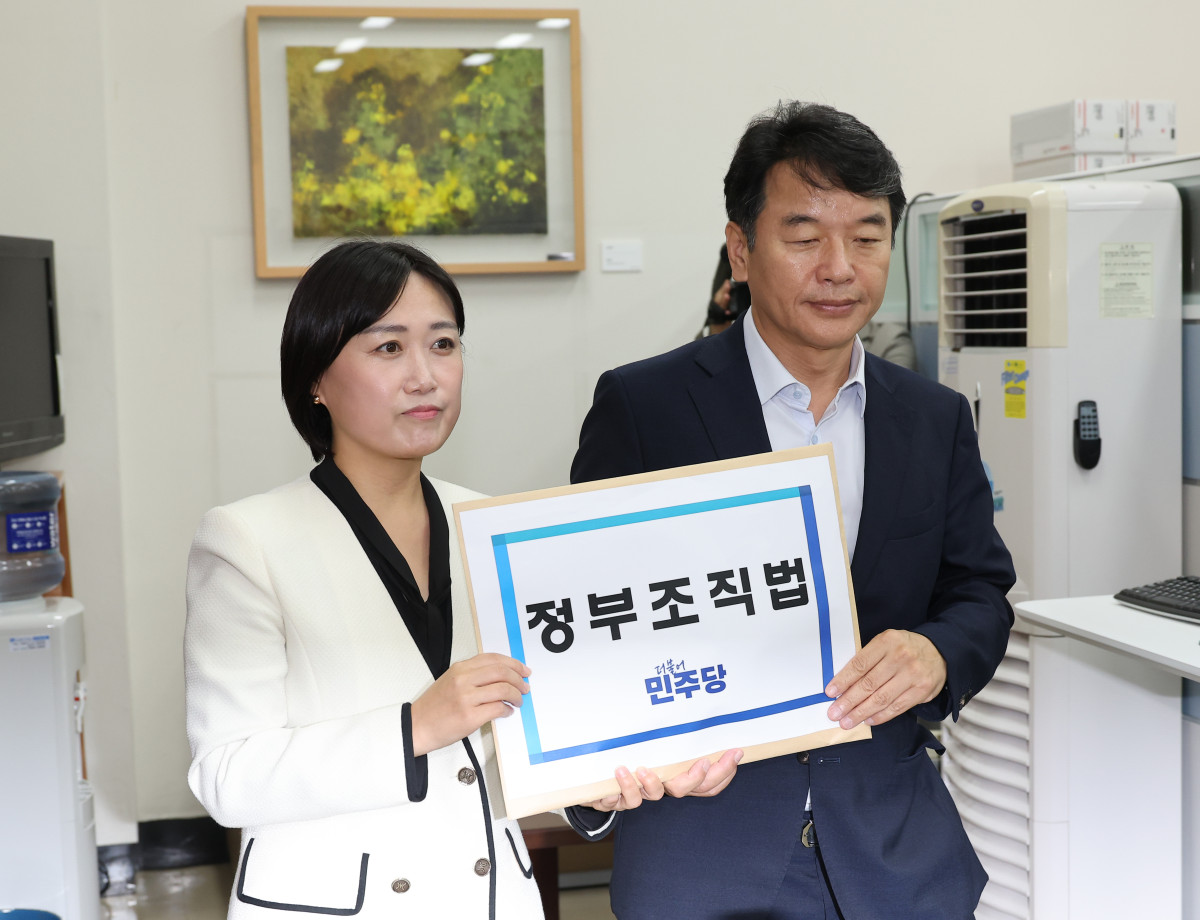 ▲12일 서울 여의도 국회 의안과에서 문진석 더불어민주당 원내수석부대표, 백승아 원내대변인이 정부조직법 개정안을 제출하고 있다. (연합뉴스)