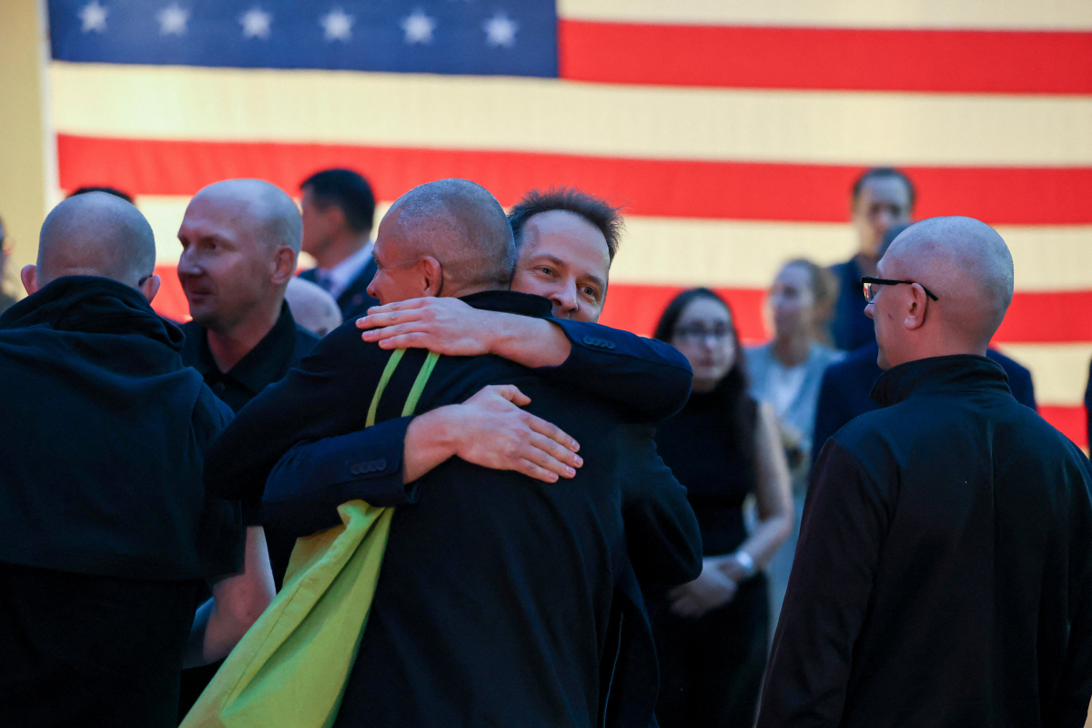 ▲벨라루스에서 석방된 수감자들이 11일(현지시간) 리투아니아 빌뉴스에 있는 미국 대사관에서 환영받고 있다. 빌뉴스(리투아니아)/로이터연합뉴스