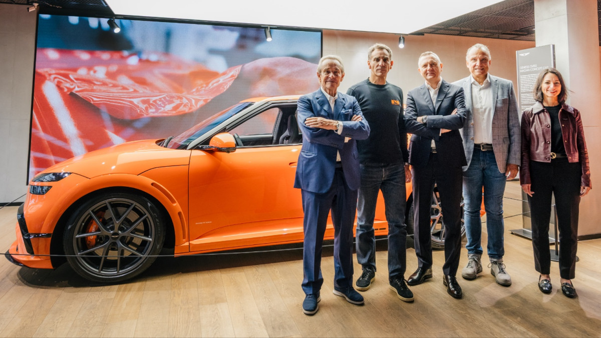 ▲(왼쪽부터) 제네시스 브랜드 파트너 재키 익스 (Jacky Ickx), 현대모터스포츠 법인장 및 제네시스 마그마 레이싱 총감독 시릴 아비테불 (Cyril Abiteboul), 제네시스 유럽법인장 피터 크론슈나블 (Peter Kronschnabl), 현대차 유럽기술연구소장 타이론 존슨 (Tyrone Johnson), 제네시스 독일 브랜드 디렉터 크리스티나 헤르조그 (Christina Herzog) (사진=현대차)