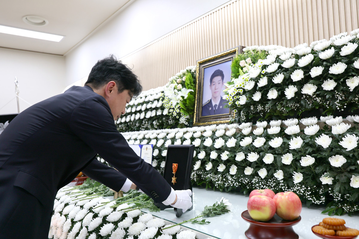 ▲강훈식 대통령비서실장 12일 인천 동구의 한 장례식장에 마련된 해양경찰관 고(故) 이재석 경사 빈소를 찾아 훈장을 추서하고 있다. 이 경사는 지난 11일 인천 옹진군 영흥도 갯벌에 고립된 70대 A씨를 구조하는 과정에서 자신이 착용했던 구명조끼를 A씨에게 입혀준 뒤 함께 헤엄쳐 나오다 실종됐다. 2025.9.12 (연합뉴스)