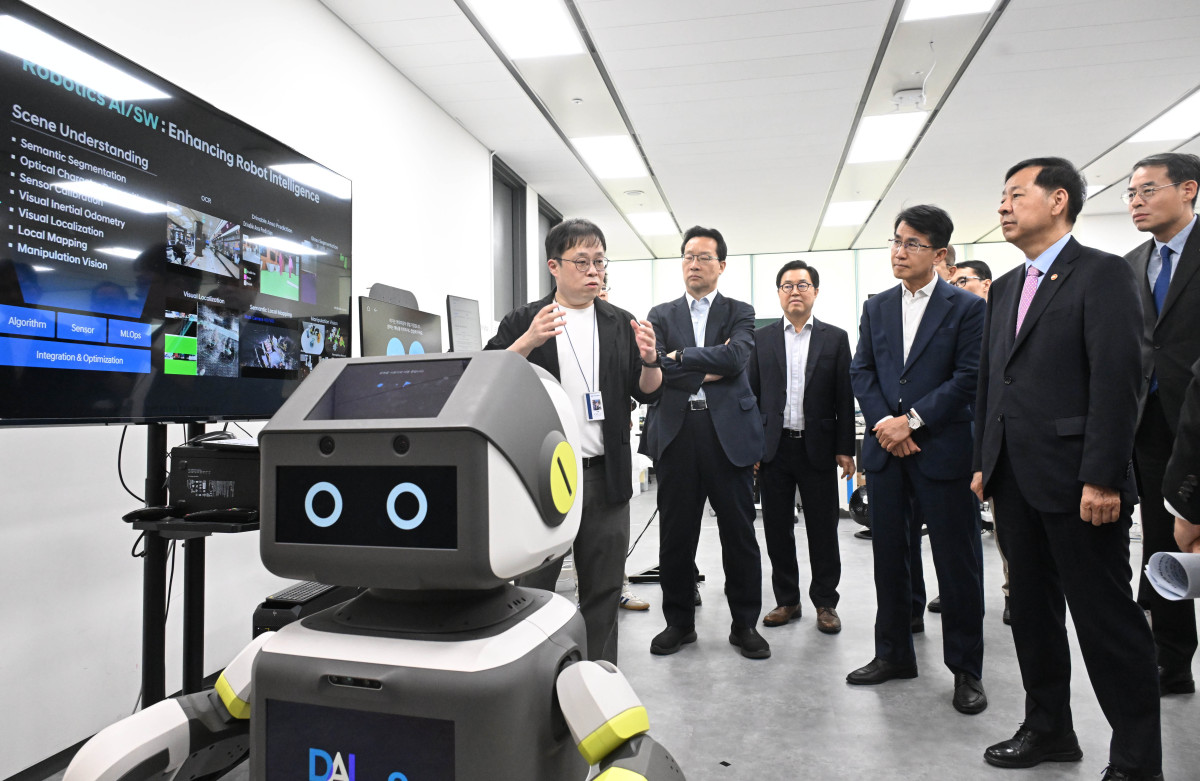 ▲구윤철 부총리 겸 기획재정부 장관이 9월 12일 첫번째 'AI 대전환 릴레이 현장 간담회'를 하고자 경기도 의왕시 소재 현대자동차 로보틱스 랩을 방문, 간담회 시작에 앞서 연구현장을 둘러보며 관계자의 설명을 듣고 있다. (기획재정부)