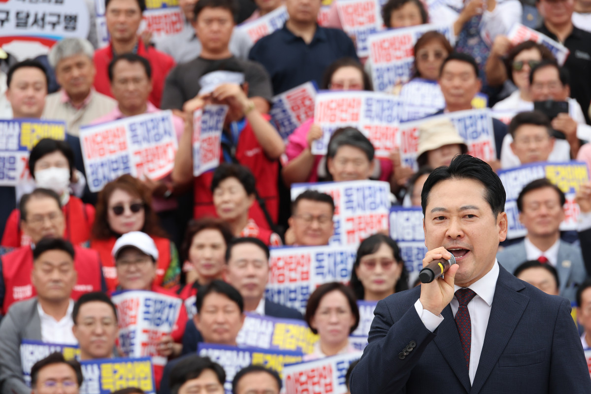 ▲장동혁 국민의힘 대표가 12일 서울 여의도 국회 본청 앞 계단에서 열린 '야당 탄압 독재정치 규탄 대회'에서 발언하고 있다. (연합뉴스)