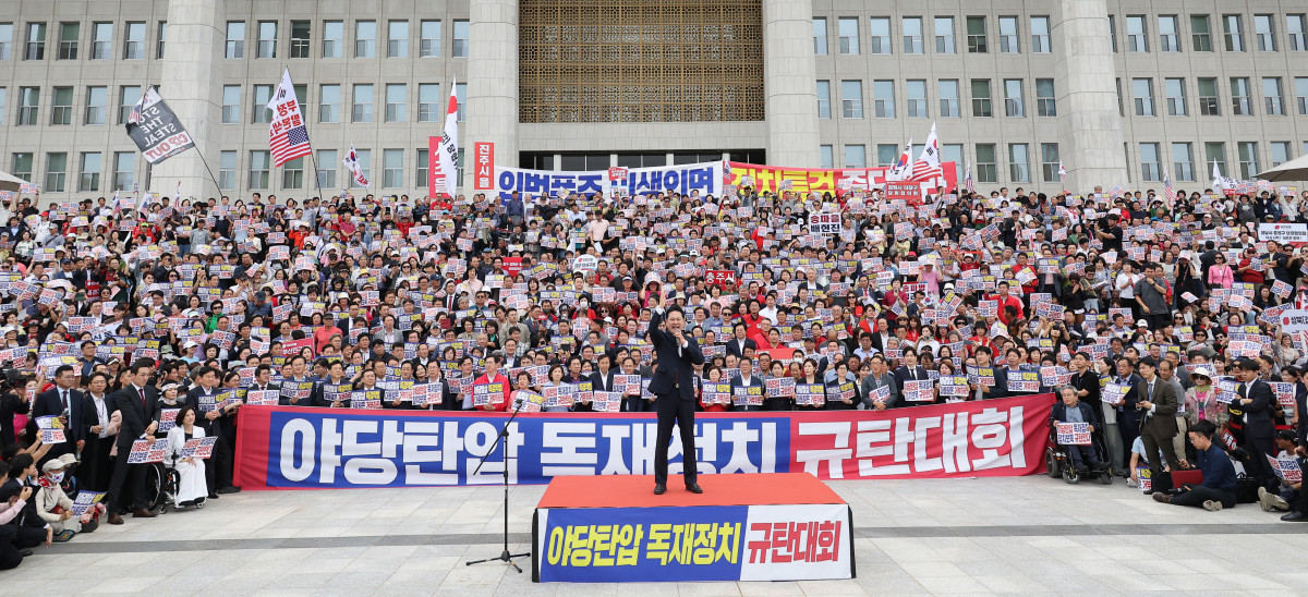 ▲장동혁 국민의힘 대표가 12일 서울 여의도 국회 본청 앞 계단에서 열린 '야당 탄압 독재정치 규탄 대회'에서 발언하고 있다. (연합뉴스)