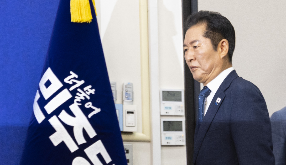 ▲정청래 더불어민주당 대표가 12일 국회에서 열린 최고위원회의에 입장하고 있다. (연합뉴스)